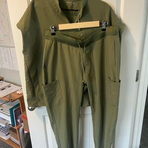 Mandala scrub set olive green M dolman top and L 9 pocket bottoms